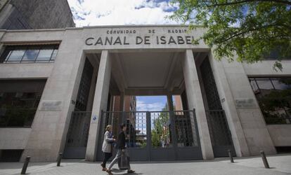 Entrada principal de Canal de Isabel II en Madrid. 