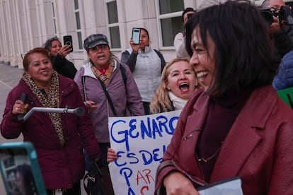 Manifestantes gritan afuera de un tribunal federal después de la sentencia de Genaro García Luna, en Brooklyn.