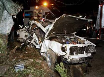 Imagen del estado en el que quedó el coche en el que murieron dos jóvnes en Ponteareas tras impactar con un árbol