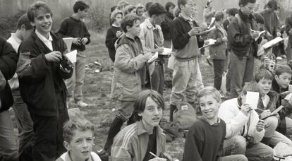 Emmanuel Macron (a la izquierda, de pie) con los compa&ntilde;eros de clase del  colegio de los Jesuitas La Providence de Amiens en septiembre de 1990