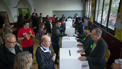 Ciutadans voten en una escola de Barcelona el 9-N del 2014.