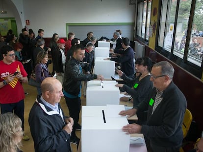 Ciudadanos votan en una escuela de Barcelona el 9-N de 2014.