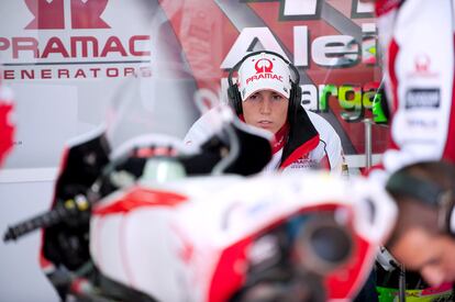 Aleix Espargaró en el box de Pramac Racing durante unos test en Valencia en 2009, año de su debut en Moto GP.