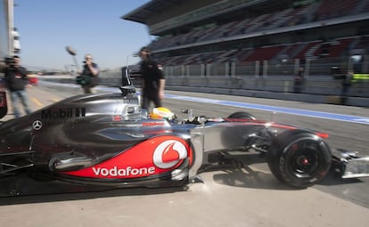 Lewis Hamilton sale de 'boxes' durante la segunda jornada de entrenamientos.