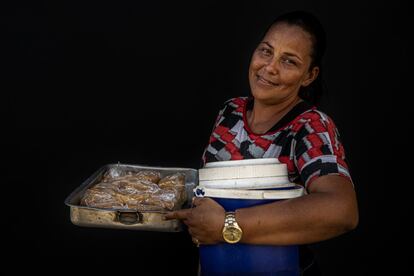 <p>“Llevo conmigo mi amor por la cocina. Aquí, en Pacaraima, vendo tortas y helados. Antes, en Venezuela, tenía mi propio negocio donde ofrecía frutas y jugos naturales, además de trabajar como asistente de catering. Me encanta Venezuela, pero no podemos vivir allí ahora. Lo que más extraño es que la familia esté junta. Dejé a mi hijo mayor allí y ahora también tengo familia viviendo en Colombia y Perú".</p> <p>Leidimar llegó a Brasil acompañada de algunos de sus hijos y una sobrina.</p>