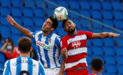 Merino y Herrera pelean un balón aéreo.