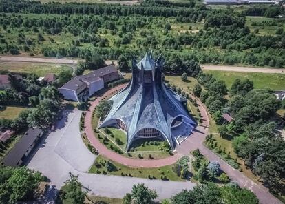 <strong>Corona de espinas</strong>. Iglesia de San Hermano Alberto Chmielowski, en Częstochowa. Las autoridades estatales decidieron emplazar la iglesia en los campos, lejos de las zonas residenciales y de la oficina parroquial. |