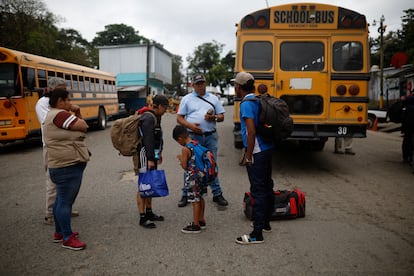 Migrantes retornadas en el paso migratorio de Las Manos (Honduras), en abril de 2025.