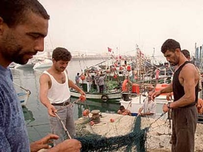 Pescadores en el viejo puerto de Tánger.
