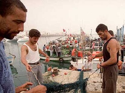 Pescadores en el viejo puerto de Tánger.