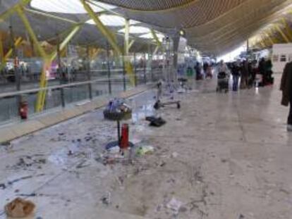 Basura acumulada en el suelo y las papeleras de la T4 con motivo de la huelga que mantienen los 300 empleados de la contrata de la limpieza de Eulen. EFE/Archivo