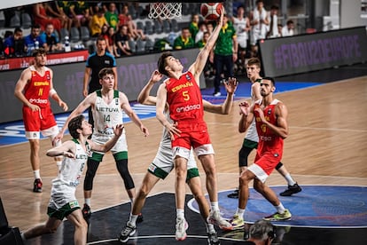 Juan Núñez, convocado con la selección absoluta para el Eurobasket, anota bajo la canasta en la final del Eurobasket U20 ante Lituania el pasado domingo.