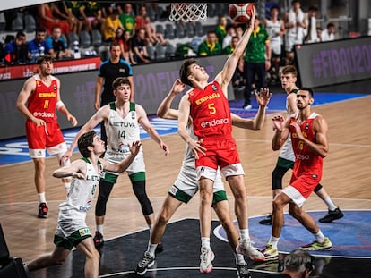Juan Núñez, convocado con la selección absoluta para el Eurobasket, anota bajo la canasta en la final del Eurobasket U20 ante Lituania el pasado domingo.