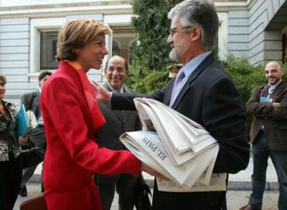 El presidente del Congreso, Manuel Marín, saluda a la secretaria de Estado de Defensa, Soledad López.