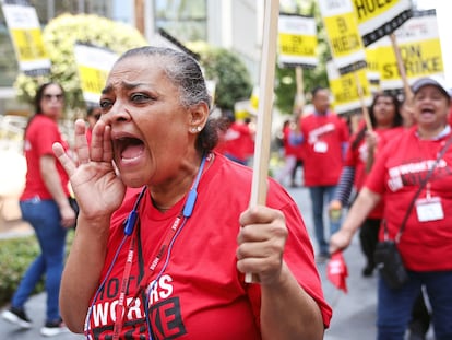 Trabajadores del sindicato 'Unite Here' del sector hotelero se manifiestan el 2 de julio en Los Ángeles (California).