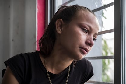 Jacqueline tem 14 anos. Foge da violência de San Pedro Sula (Honduras), um dos locais mais violentos do mundo. Quis escapar das maras (quadrilhas), a pobreza e a falta de oportunidades. Seu sonho era reencontrar sua irmã, também menor, que migrava para o México. Jacqueline migrou só e chegou a México desde Guatemala. Ao chegar ali encontrou-se com sua irmã em Tapachula. Feliz por começar uma nova vida, começou a buscar um lugar para morar e agendou uma visita para alugar uma habitação. Quando chegou, vários homens a cercaram e a estupraram. Entregou-se à polícia e acabou no centro de menores. Jacqueline e sua irmã foram deportadas. Jacqueline, depois do estupro, eliminou o sonho de migrar. Suas ilusões desvaneceram-se e decidiu voltar a casa.