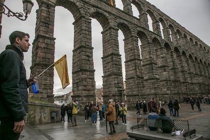 El acueducto de Segovia con turistas, el día 3 de diciembre.