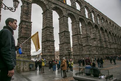 El acueducto de Segovia con turistas, el día 3 de diciembre.