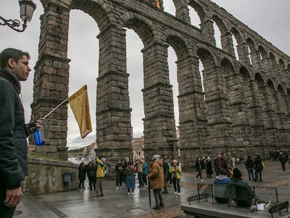 El acueducto de Segovia con turistas, el día 3 de diciembre.