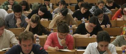 Licenciados en medicina durante un examen para el acceso a MIR. 