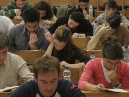 Licenciados en medicina durante un examen para el acceso a MIR. 