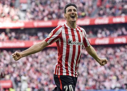 El delantero del Athletic de Bilbao Aritz Aduriz, celebra el gol que marcó frente al Real Madrid.