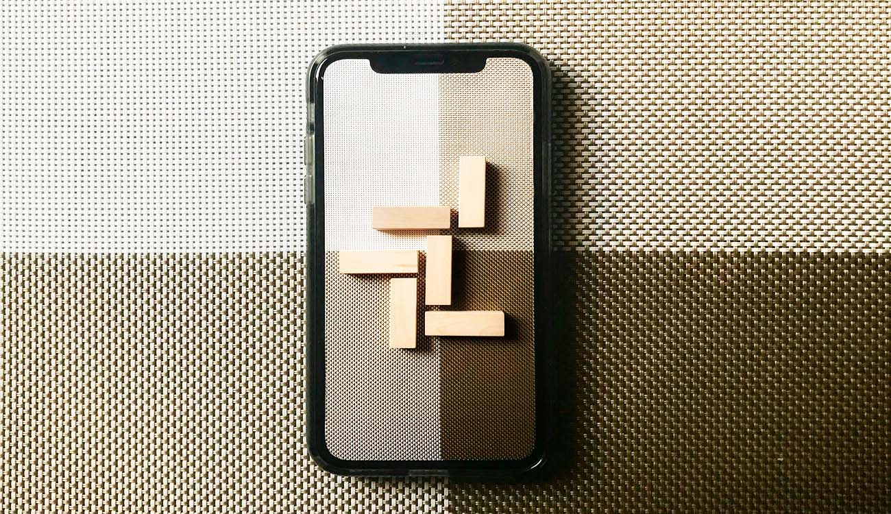 Teléfono iPhone con fondo de tela