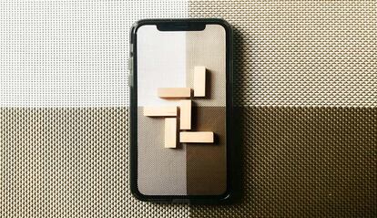 Imagen del un iPhone de Apple con fondo de tela y escritorio a juego.