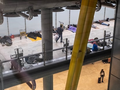 Personas sin hogar durmiendo en el aeropuerto de Barajas.