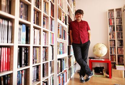 Santiago Garcia, Premio Nacional de Cómic, en su casa.