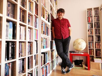 Santiago Garcia, Premio Nacional de Cómic, en su casa.