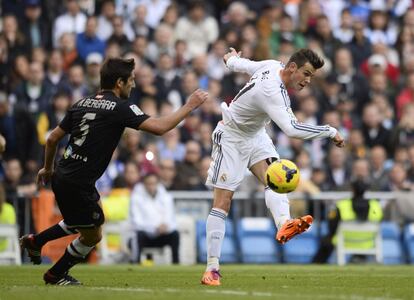 Bale remata un balón ante Markel Bergara.