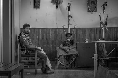 Una mujer que sufrió lesiones en la espalda durante el terremoto asiste a la rehabilitación en el Hospital Universitario el 6 julio de 2015, en Katmandú. Muchos centros en Nepal ofrecen a todas aquellas personas afectadas por el terrmoto rehabilitación gratuita, y como en este caso, hospitales como el Universitario, han empezado programas para tratar el enorme impacto psicológico por el que estan pasando muchos de los supervivientes.