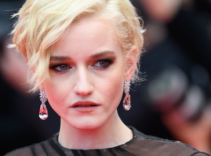 Julia Garner lució joyas de Pasquale Bruni y llevó los ojos con maquillaje ahumado.