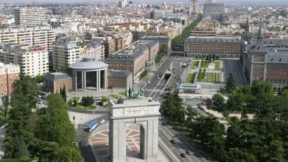 El Arco de la Victoria, en primer plano, y el Ministerio del Aire, a la derecha, en Madrid.