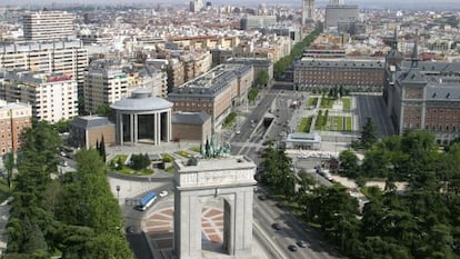 El Arco de la Victoria, en primer plano, y el Ministerio del Aire, a la derecha, en Madrid.