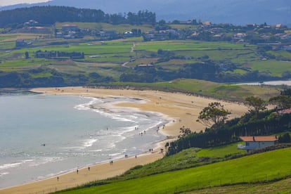 La playa de Oyambre.