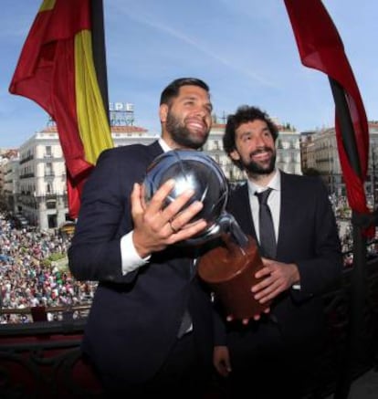 Felipe y Llull, con el trofeo de la Liga