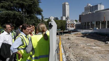 Jose Luis Martinez Almeida durante la visita a las obras de plaza de España.