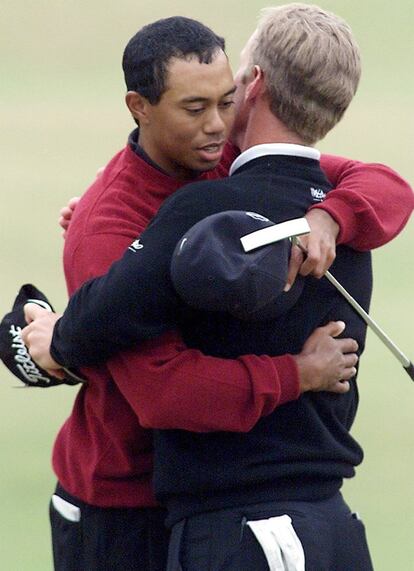 El número uno del mundo se abraza con su compatriota David Duval en la edición de 2000. Tiger se impuso por ocho golpes de ventaja, la mayor de la historia moderna del torneo, y bajó los cuatro días de 70 golpes, algo que sólo han hecho Greg Norman (1993) y Nick Price (1994). Sin embargo, hasta el final Duval tuvo opciones. Sólo el búnker del hoyo 17 se interpuso en el camino de alguien que sólo mira a bandera, algo que en esa ocasión pagó caro pero que al año siguiente le dio la victoria.