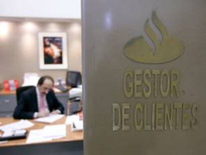 Despacho de un gestor de clientes en una sucursal del Banco Santander. EFE/Archivo