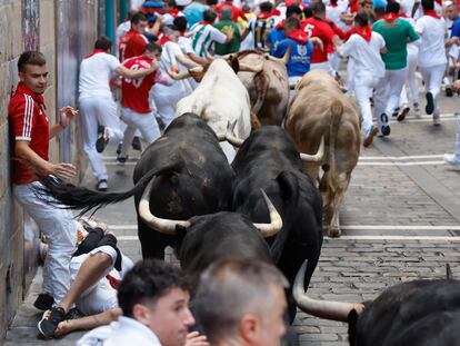 Los toros de la ganadería de Jandilla enfilan la calle Estafeta.