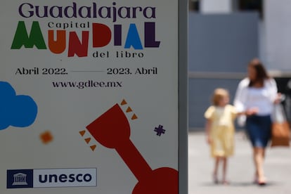 Un cartel promocional de Guadalajara Capital Mundial del Libro.