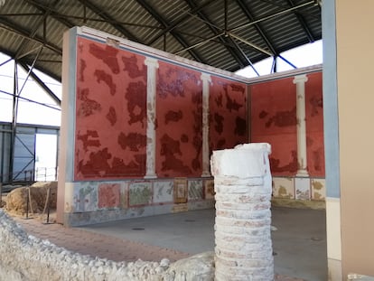 La sala de recepción de la Casa de los Grifos, con pinturas arquitectónicas de grandes paneles rojos separados por columnas.