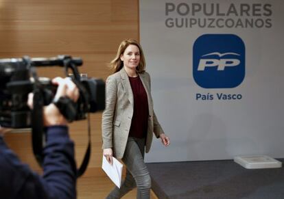 La presidenta del PP vasco, Arantza Quiroga, antes de comparecer en la sede de su partido en San Sebastián.