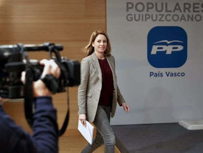 La presidenta del PP vasco, Arantza Quiroga, antes de comparecer en la sede de su partido en San Sebastián.