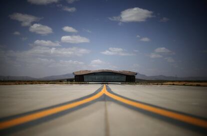 El pequeño pueblo Truth or Consequences, en el estado de Nuevo México, con apenas siete mil habitantes, se prepara para convertirse en el epicentro del turismo espacial. El Puerto Espacial América (America Spaceport), desde donde Virgin Galactic enviará a partir del próximo año a una tropa de multimillonarios a la estratósfera, está a unos 48 kilómetros al noreste. En la imagen, vista de uno de los edificios del complejo 'Puerto Espacial América' en Truth or Consequences, en el estado de Nuevo México, 1 mayo de 2014.