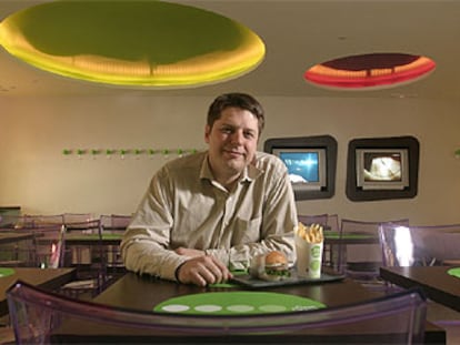 Eduard Bosch, jefe de cocina de El Bulli, es supervisor en el restaurante Fast Good. Abajo, hamburguesa con patatas.