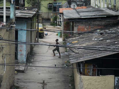 Pese a ser una favela pacificada, Cidade de Deus aún no se ha convertido en un lugar tranquilo. "En varias ocasiones nos encontramos cara a cara con los narcotraficantes, molestos por ver de repente todas esas cámaras", recuerda Simon. En la imagen, un niño juega con un balón en una de las calles de la favela de Cidade de Deus.