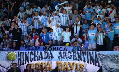 Aficionados de Argentina animan a sus tenistas en la Caja Mágica.